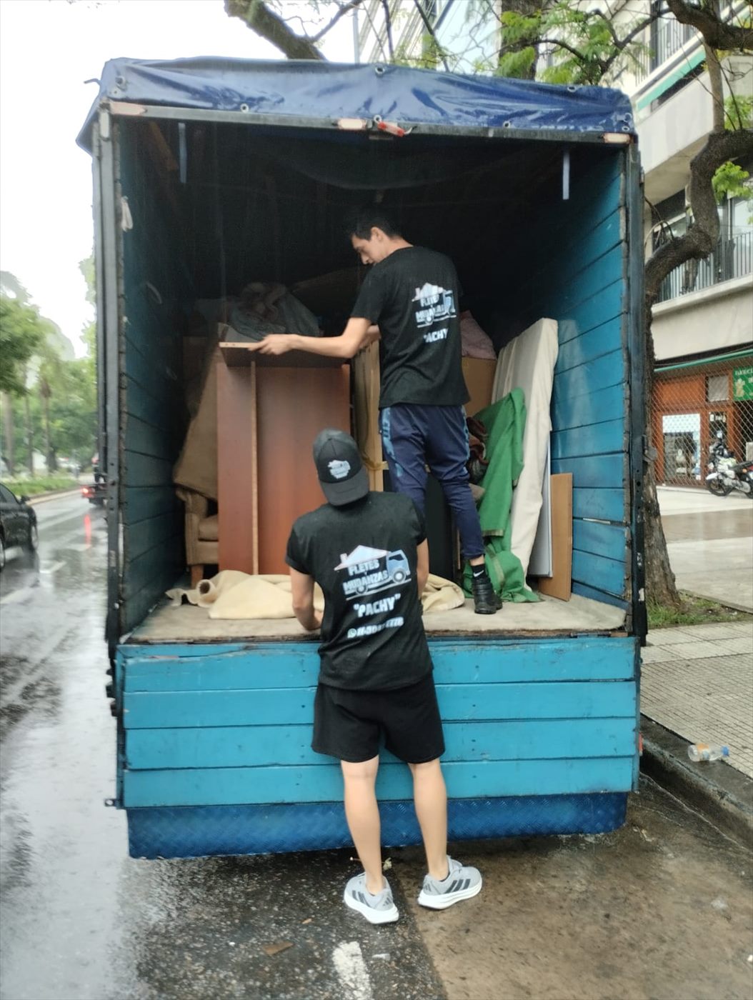Equipo de Fletes Pachy cargando su camión durante una mudanza en Buenos Aires