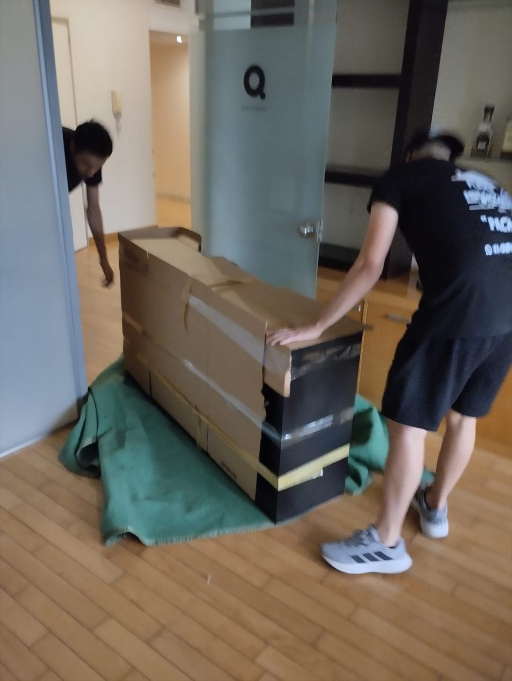 Traslado de un mueble protegido con manta y cartón